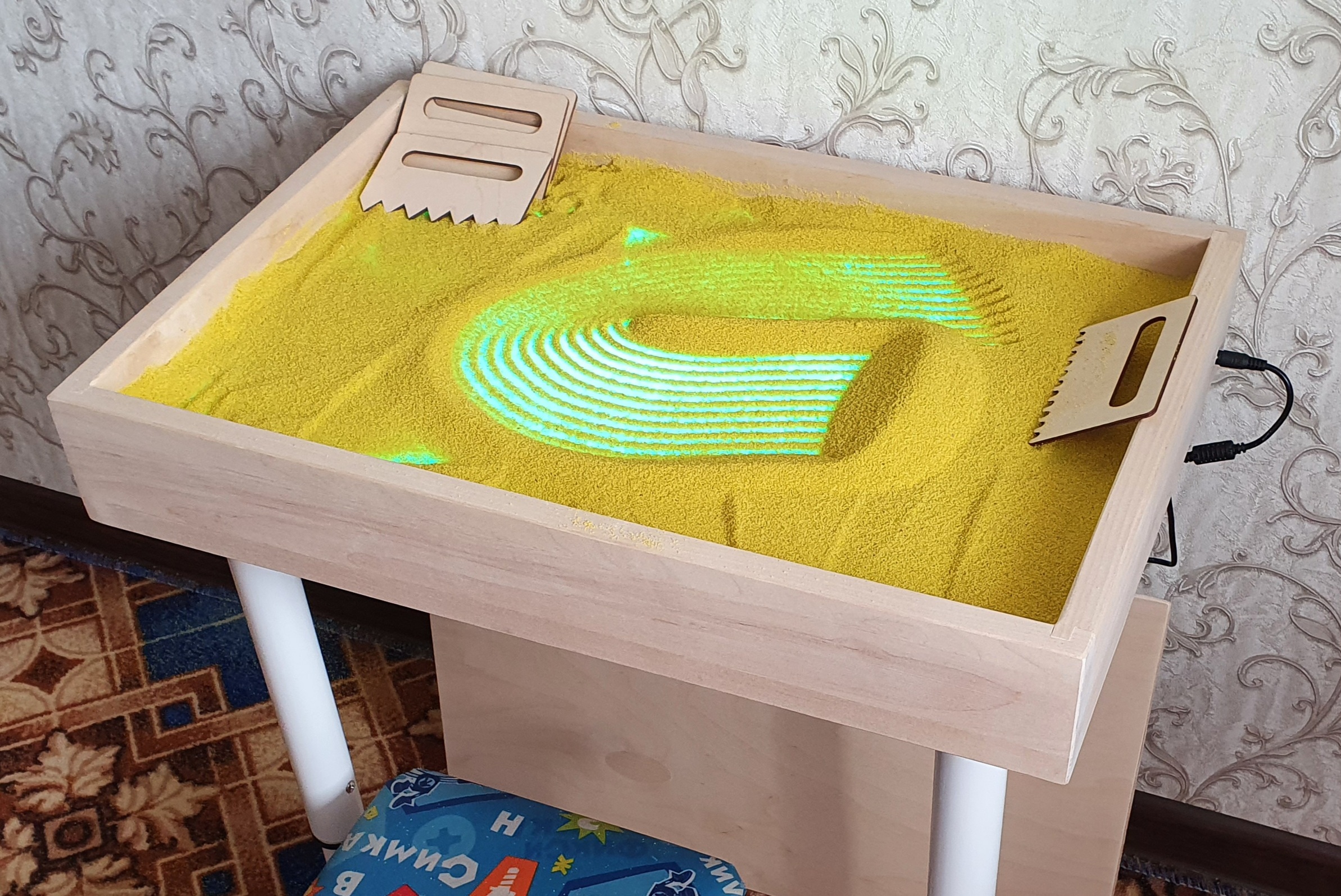 Фотография покупателя товара Стол для рисования песком с цветной подсветкой, 40 × 60 см и крышкой + гребень и трафарет - Фото 3