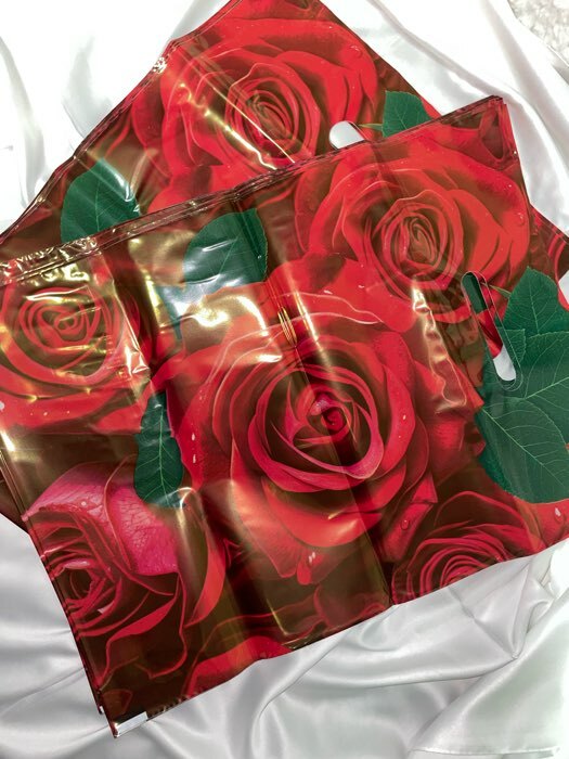 Фотография покупателя товара Пакет "Алые розы", полиэтиленовый с вырубной ручкой, 30х40 см, 50 мкм