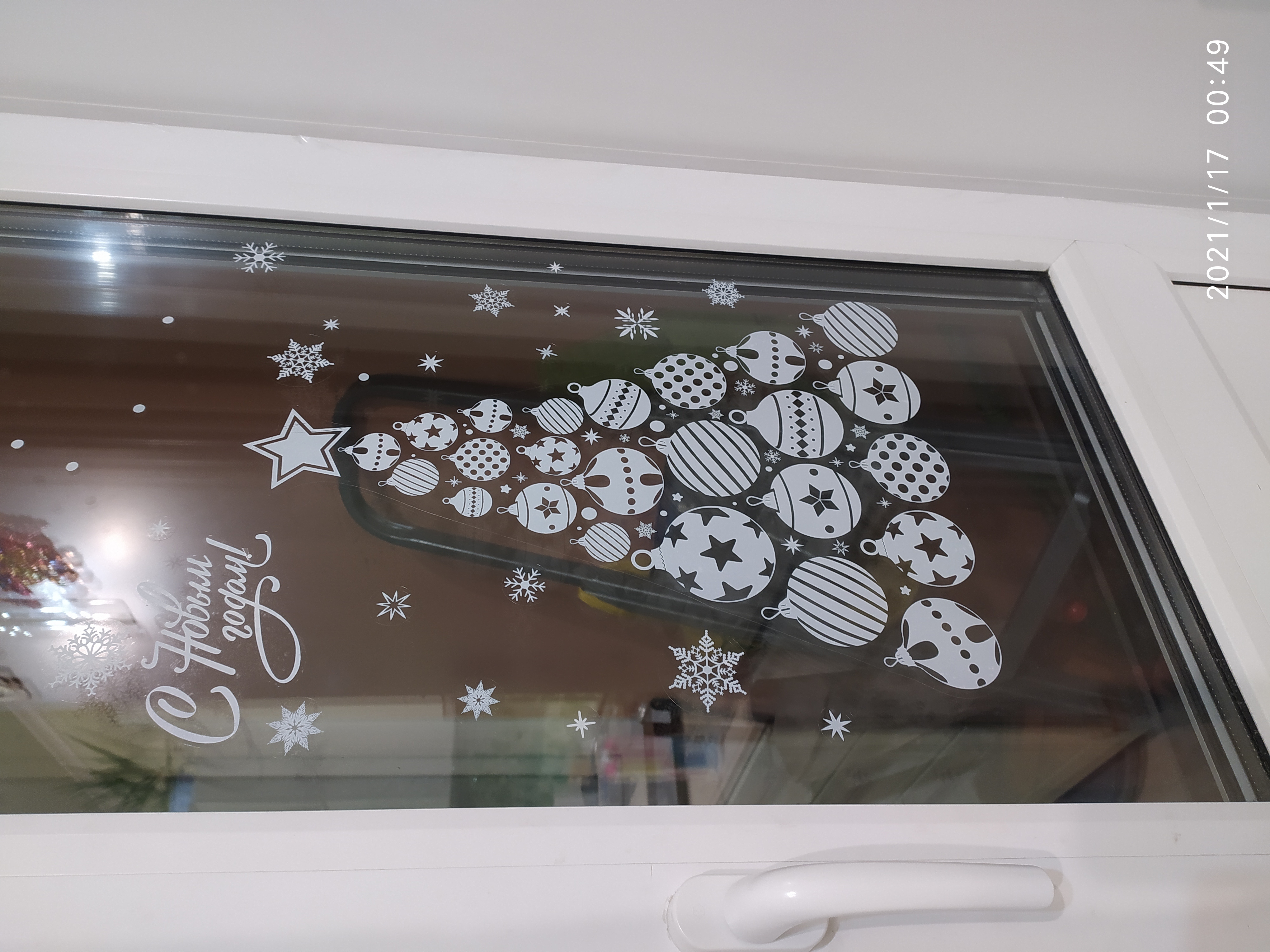 Фотография покупателя товара Наклейки для окон «Cнежинки», многоразовая, 33 х 50 см, Новый год - Фото 74
