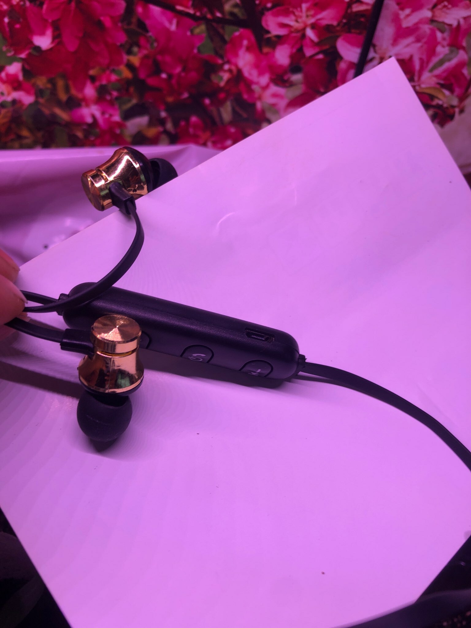 Фотография покупателя товара Беспроводные магнитные наушники с микрофоном "Цветы", мод. VBT 1.1 ,9 х 13,5 см - Фото 1