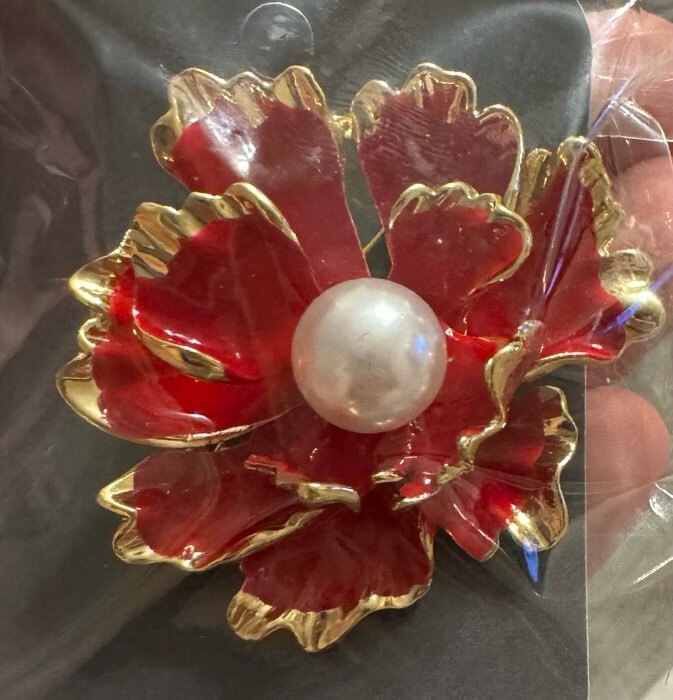 Фотография покупателя товара Брошь «Цветок» морской, цвет красно-белый в золоте - Фото 3
