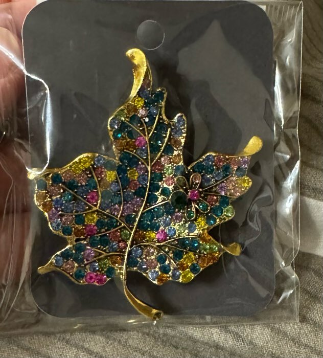 Фотография покупателя товара Брошь «Лист кленовый» драгоценный, цветная в чернёном золоте - Фото 4