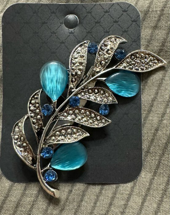 Фотография покупателя товара Брошь «Веточка с листочками», голубая в чернёном серебре - Фото 2