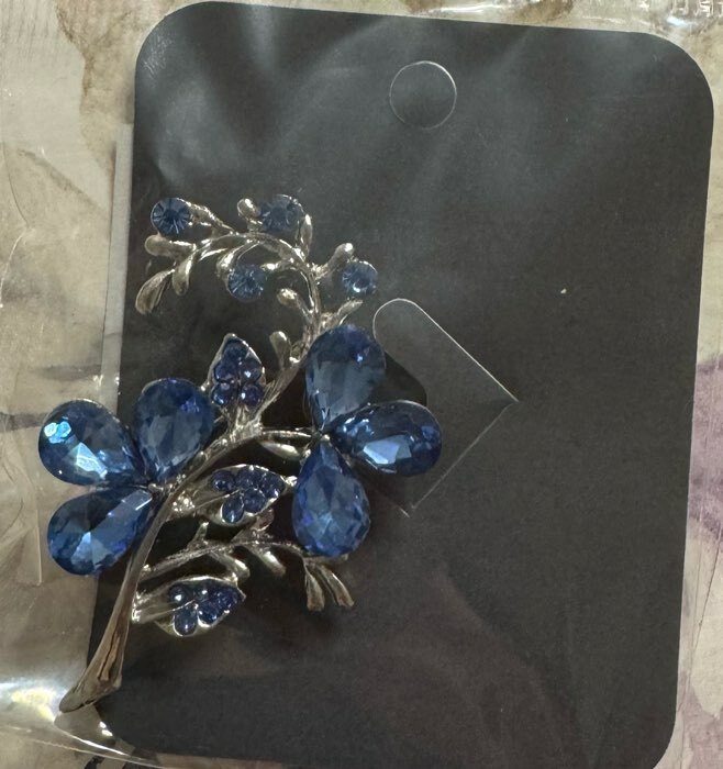 Фотография покупателя товара Брошь «Цветок» трилистник, цвет голубой в серебре - Фото 3