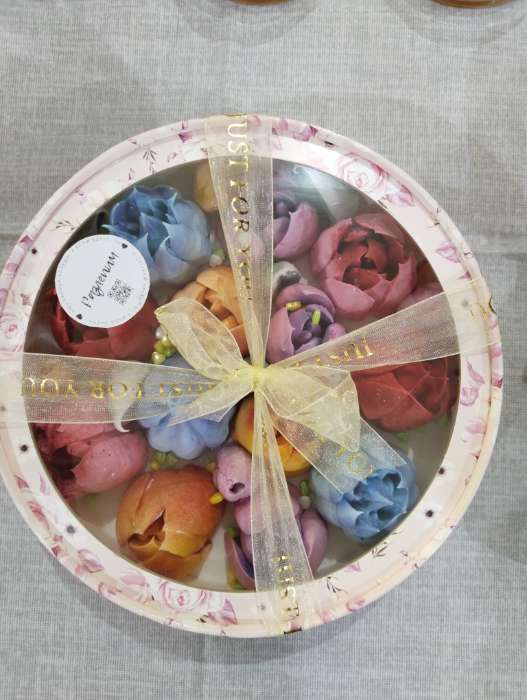 Фотография покупателя товара Коробка для макарун, кондитерская упаковка тубус с окном, «Цвети от счастья» 20×20×5 см - Фото 15