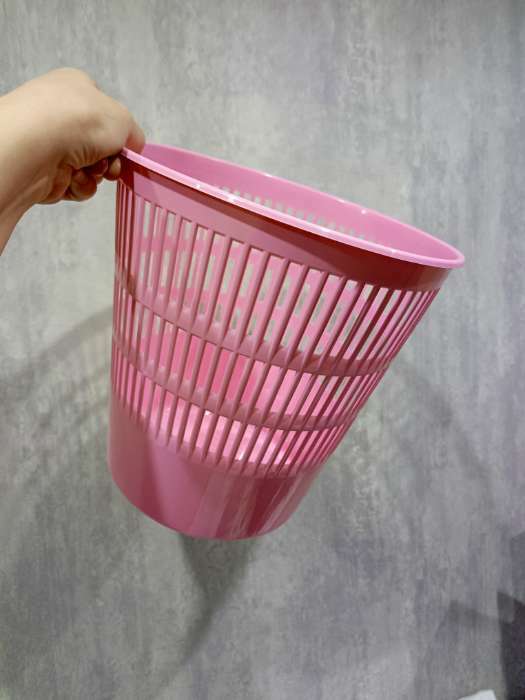 Фотография покупателя товара Корзина для бумаг и мусора ErichKrause Pastel, 12 литров, пластик, сетчатая, розовая - Фото 3