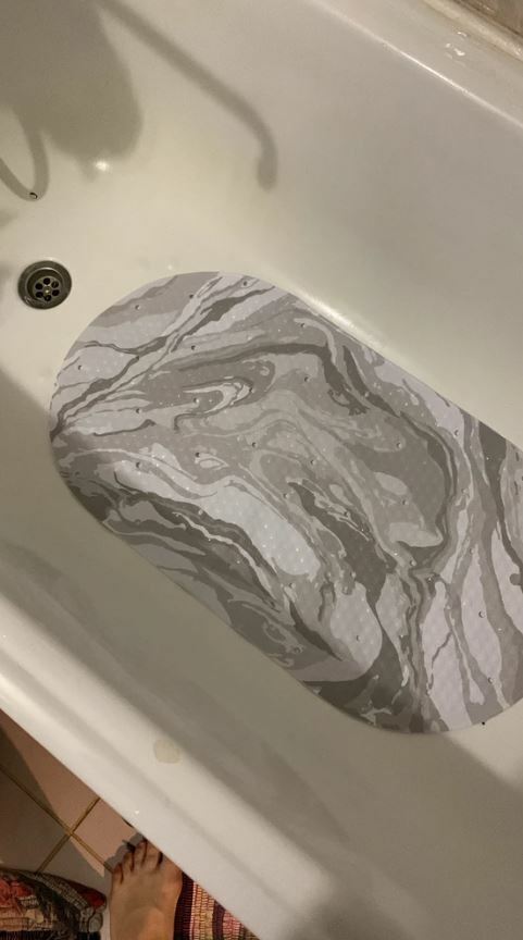 Фотография покупателя товара Коврик противоскользящий СПА в ванну на присосках Доляна «Мрамор», 38×68 см, цвет серый