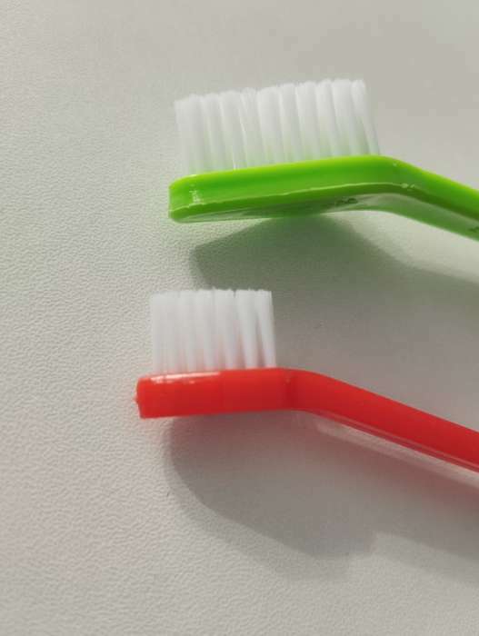 Фотография покупателя товара Зубная щётка двухсторонняя, набор 2 шт, красная и зелёная - Фото 1