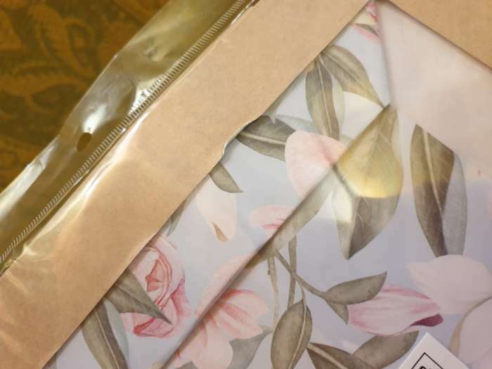 Фотография покупателя товара Пакет подарочный крафтовый с пластиковым окном, упаковка, «Цветы», 31 х 26 х 11 см - Фото 2