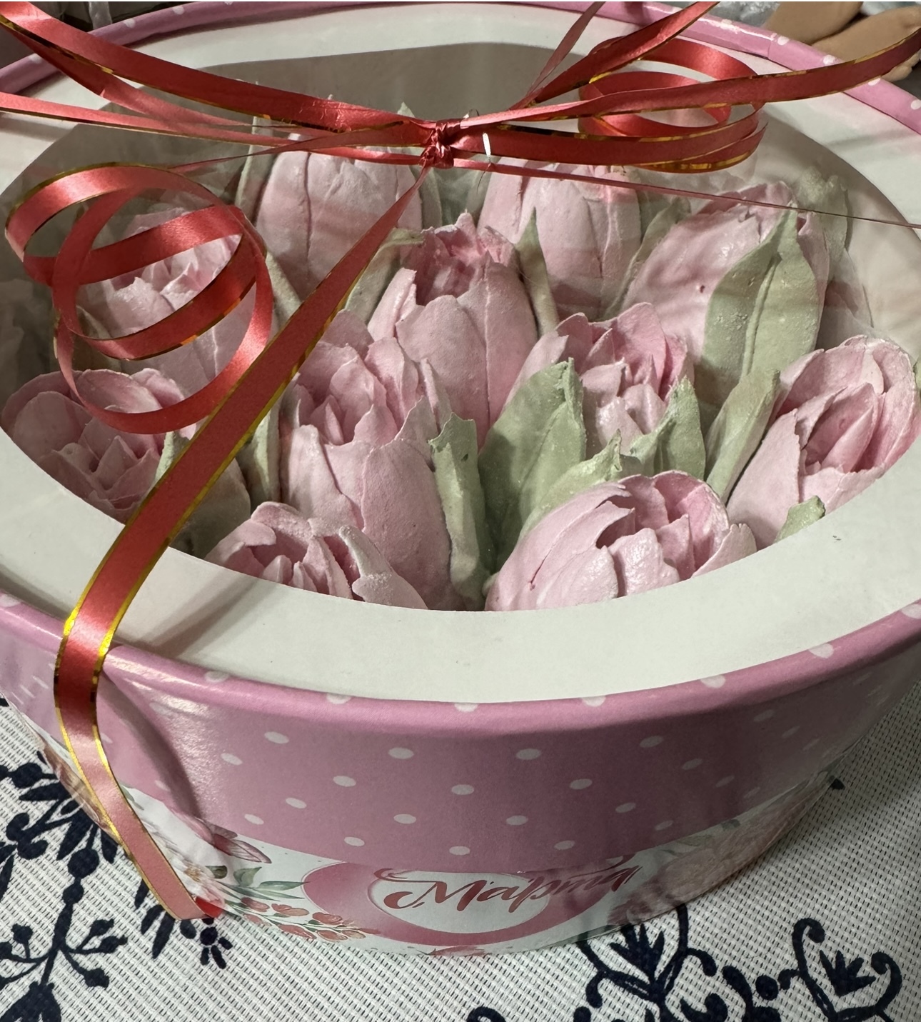 Фотография покупателя товара Коробка для макарун тубус с окном " 8 Марта с розами " 21 х 21 х 7 см - Фото 1