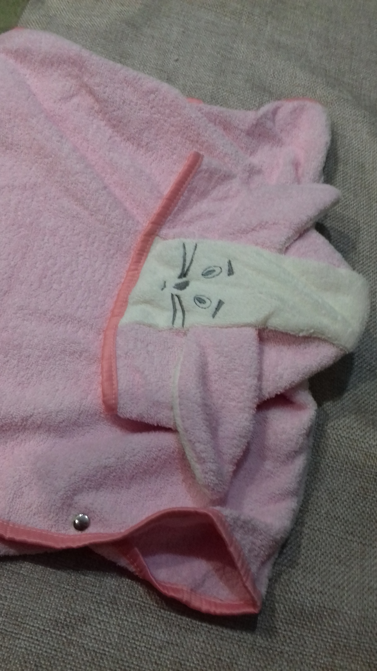 Фотография покупателя товара Детское пончо (полотенце) с капюшоном "Зайка" 65х60  МИКС
