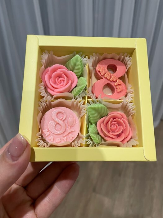 Фотография покупателя товара Коробка под 4 конфеты, кондитерская упаковка «Цветы», 10.5 х 10.5 х 3.5 см - Фото 6