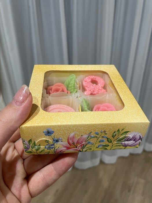Фотография покупателя товара Коробка под 4 конфеты, кондитерская упаковка «Цветы», 10.5 х 10.5 х 3.5 см - Фото 5