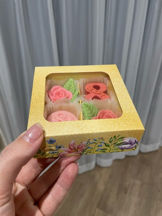 Фотография покупателя товара Коробка под 4 конфеты, кондитерская упаковка «Цветы», 10.5 х 10.5 х 3.5 см - Фото 4