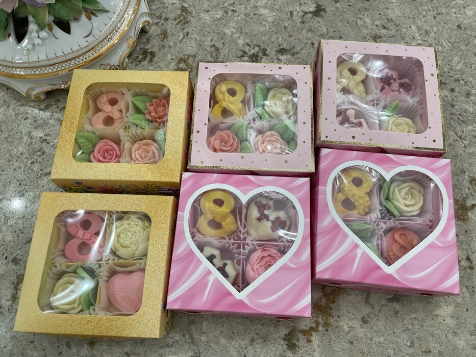 Фотография покупателя товара Коробка для конфет, кондитерская упаковка, 4 ячейки, «Цветы», 10.5 х 10.5 х 3.5 см - Фото 3