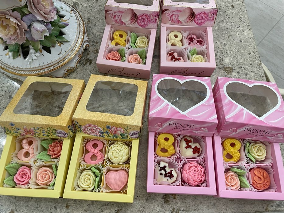 Фотография покупателя товара Коробка под 4 конфеты, кондитерская упаковка «Цветы», 10.5 х 10.5 х 3.5 см - Фото 1