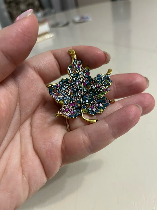 Фотография покупателя товара Брошь «Лист кленовый» драгоценный, цветная в чернёном золоте - Фото 3