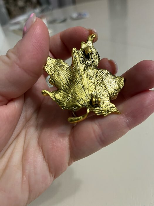 Фотография покупателя товара Брошь «Лист кленовый» драгоценный, цветная в чернёном золоте - Фото 2