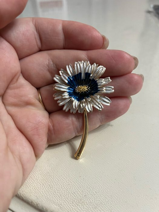 Фотография покупателя товара Брошь «Цветок» пушистый, цвет золотой - Фото 2