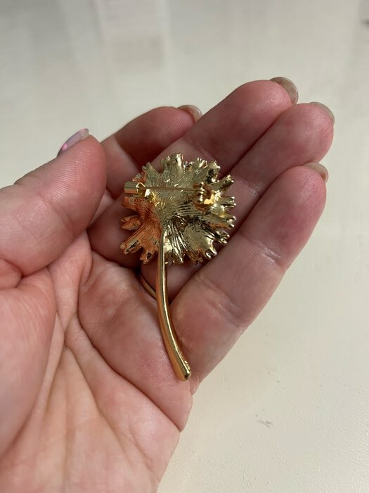 Фотография покупателя товара Брошь «Цветок» пушистый, цвет золотой - Фото 3