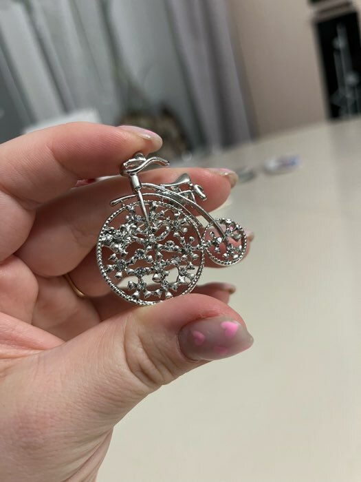 Фотография покупателя товара Брошь «Велосипед» ретро, белая в серебре - Фото 2