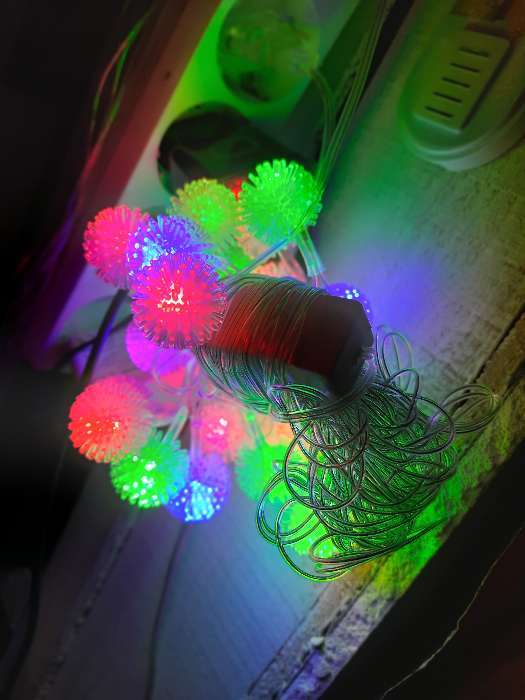 Фотография покупателя товара Гирлянда «Нить» 5 м с насадками «Ёжики цветные», IP20, прозрачная нить, 20 LED, свечение мульти (RG/RB), мигание, 220 В