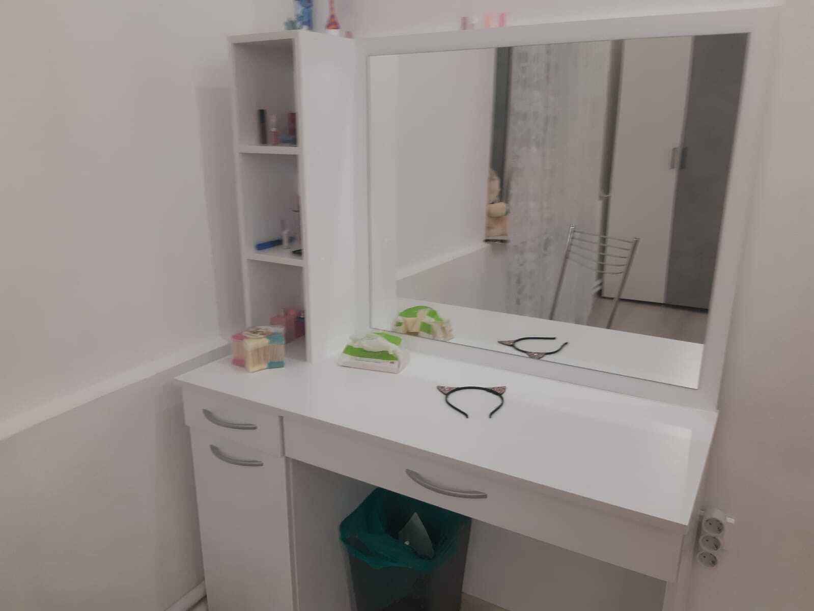 Фотография покупателя товара Стол туалетный «Париж», 1100×450×1504 мм, зеркало, цвет белый