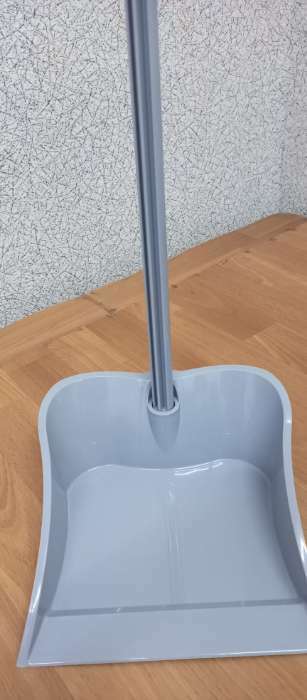 Фотография покупателя товара Совок для мусора Альтернатива, с черенком, пластик, 28×25×71 см, МИКС - Фото 1