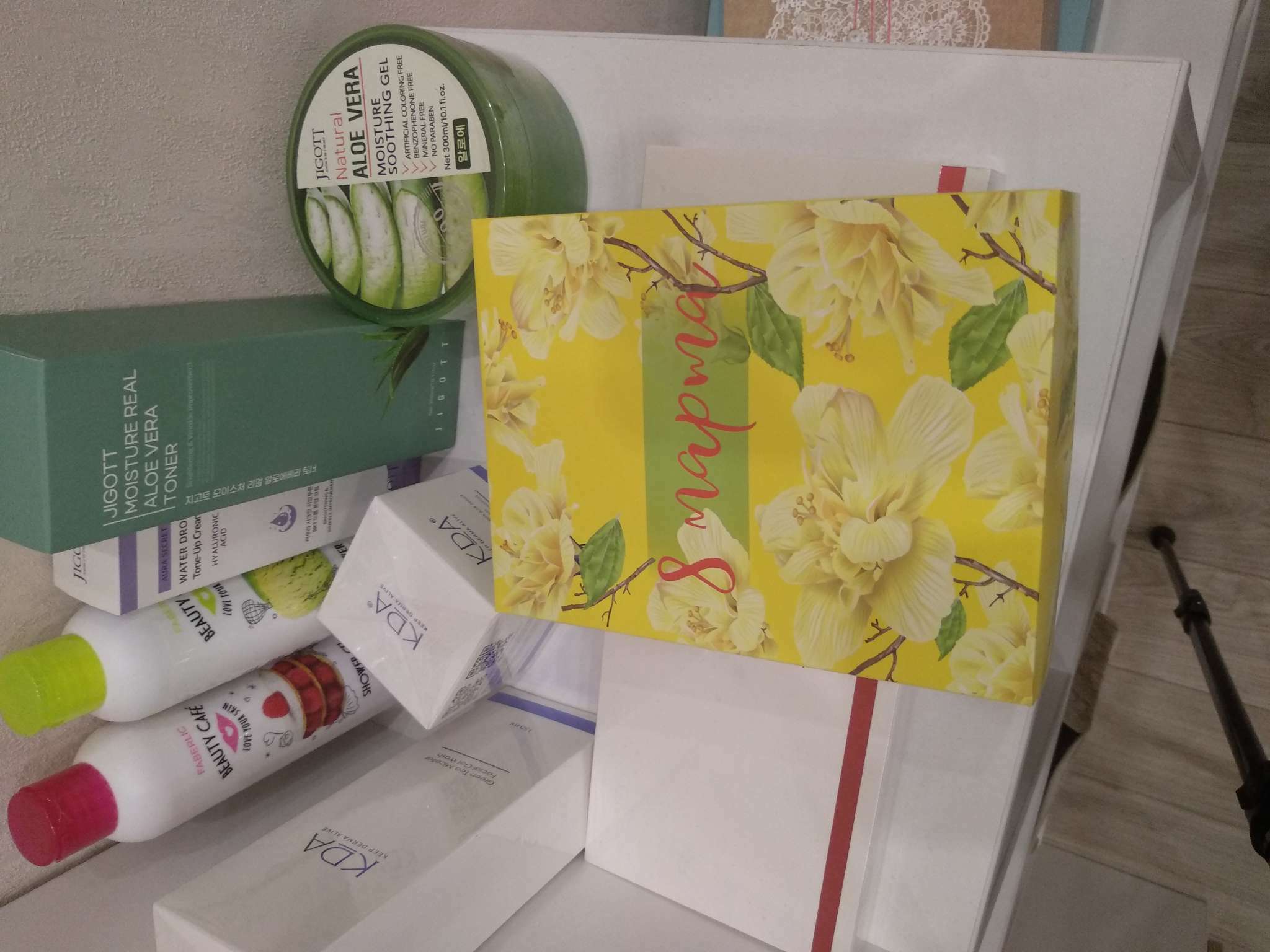 Фотография покупателя товара Подарочная коробка сборная "Мартовские цветы" 16,5 х 12,5 х 5,2 см - Фото 6