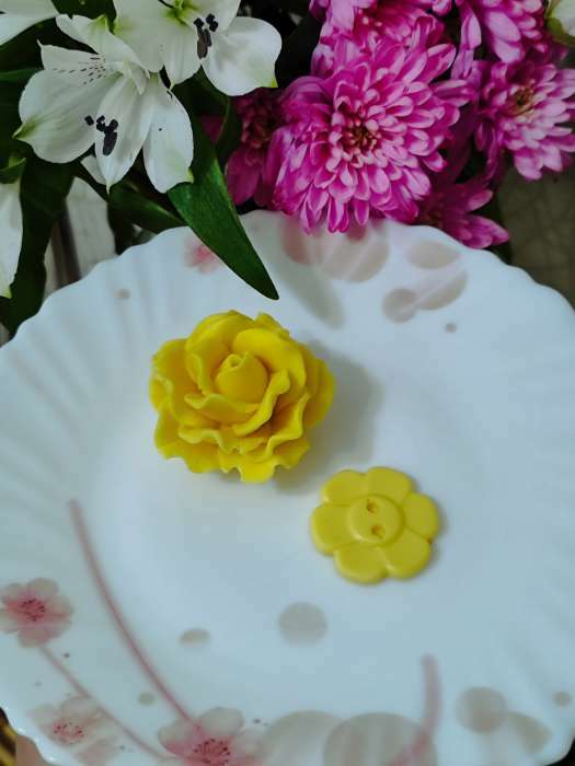 Фотография покупателя товара Форма для шоколада Доляна «Пуговки», силикон, 17.4×16.5×0.4 см, 16 ячеек (d=3 см), коричневая - Фото 2