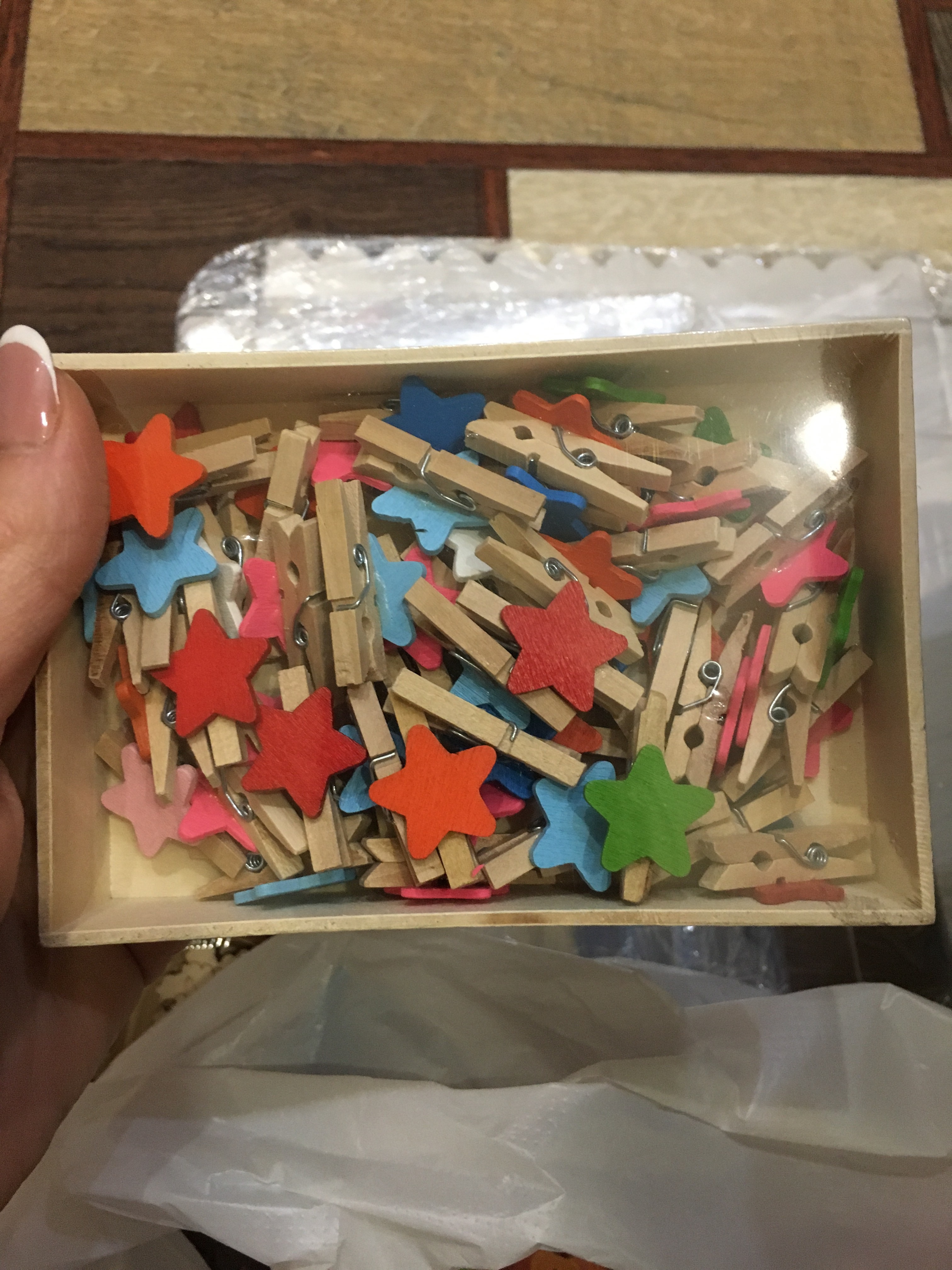 Фотография покупателя товара Набор прищепок в деревянной коробке «Звёздочки», набор 50 шт.