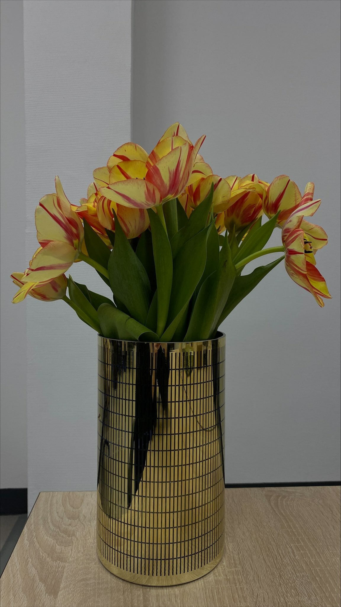Фотография покупателя товара Декоративная ваза из стекла с золотым напылением, 15×15×25 см, цвет золотой - Фото 1