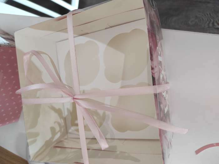 Фотография покупателя товара Коробка на 4 капкейка, кондитерская упаковка «LOVE», 16 х 16 х 10 см - Фото 1
