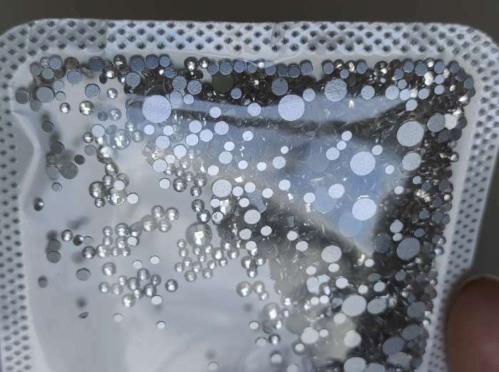 Фотография покупателя товара Декор для творчества стекло "Стразы усечённый конус. Прозрачные" d=1,5-6,5 мм набор 1000 шт