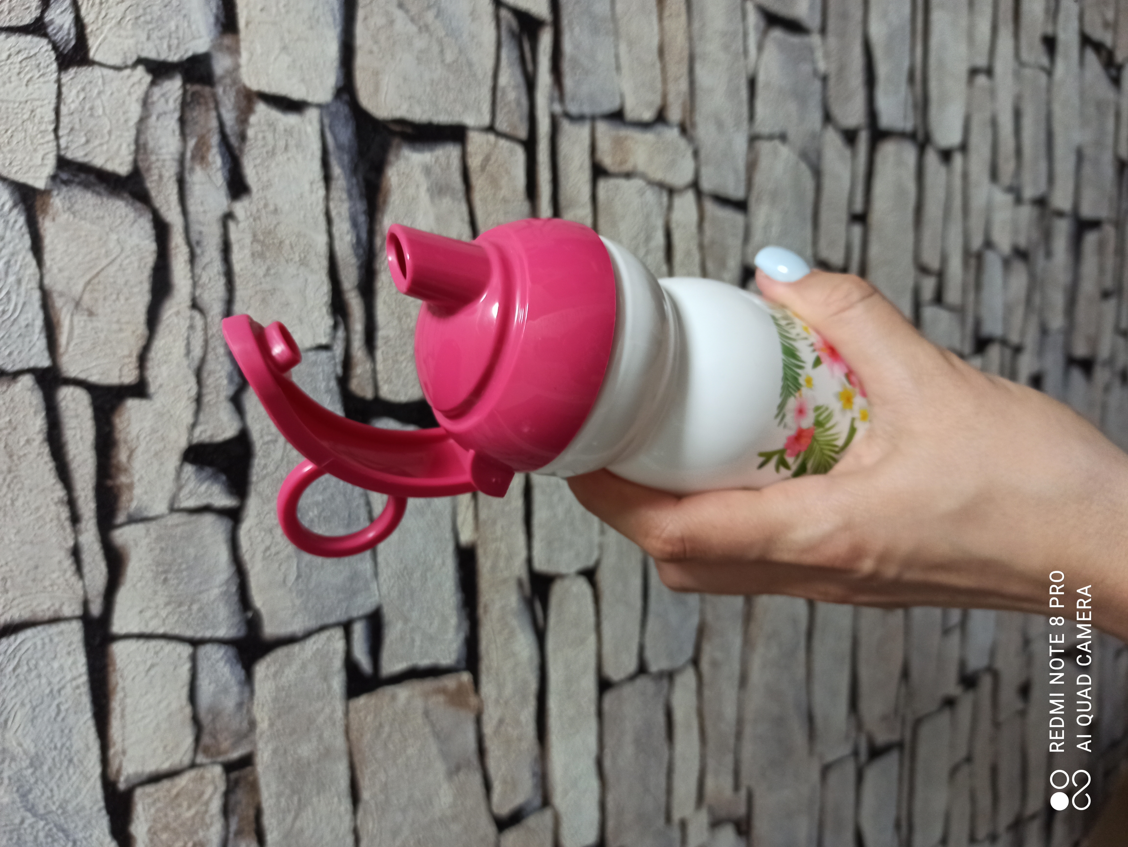 Фотография покупателя товара Бутылка для воды пластиковая «Тропические фламинго», 680 мл, цвет белый - Фото 2