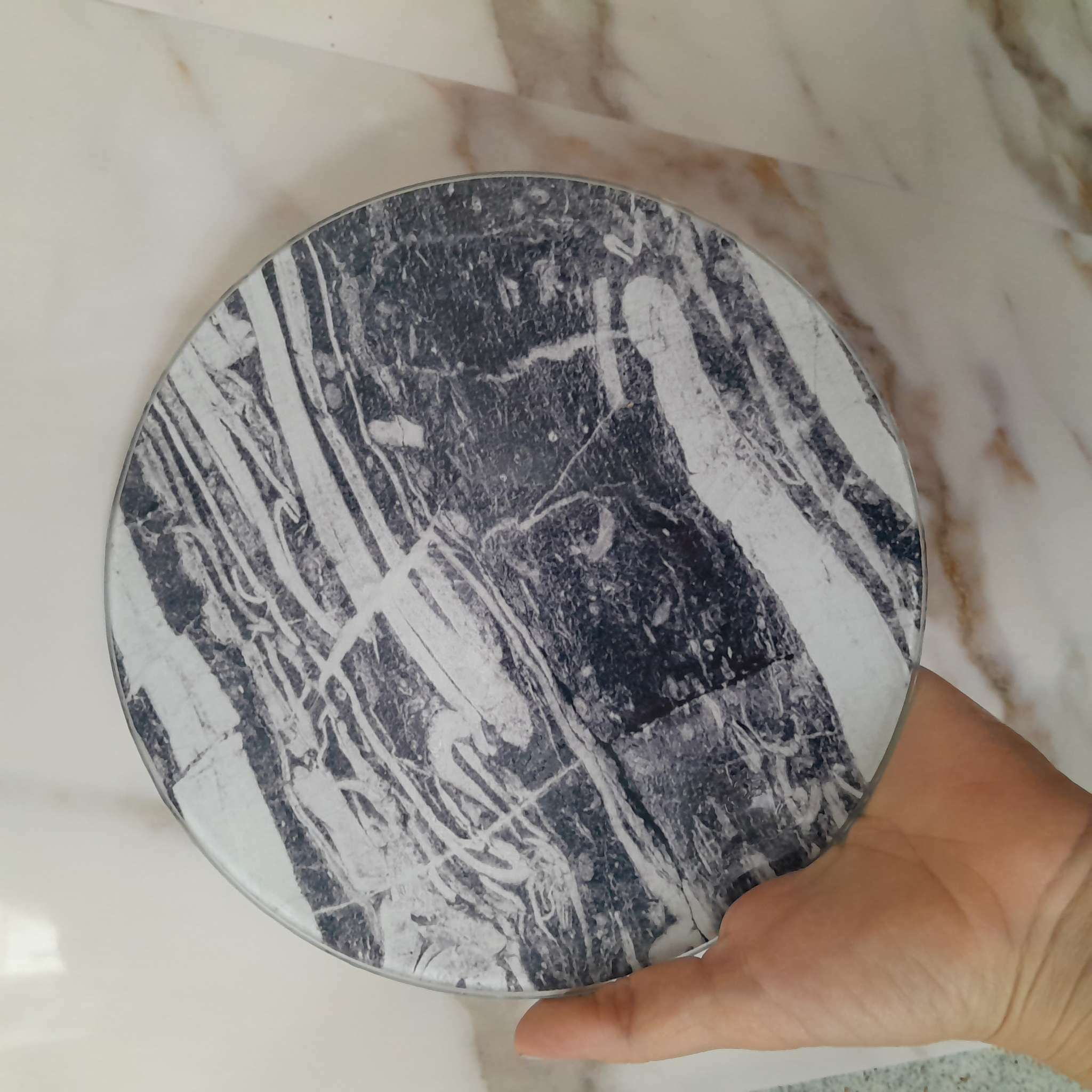 Фотография покупателя товара Доска разделочная стеклянная Доляна «Малахит», d=20 см, цвет серый - Фото 1