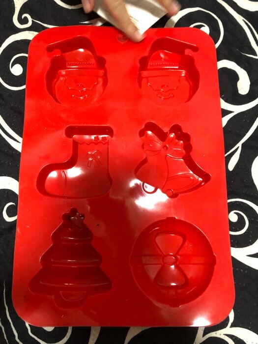 Фотография покупателя товара Форма силиконовая для выпечки Доляна «Новый год. Праздник к нам приходит», 26×17,5 см, 6 ячеек, цвет красный