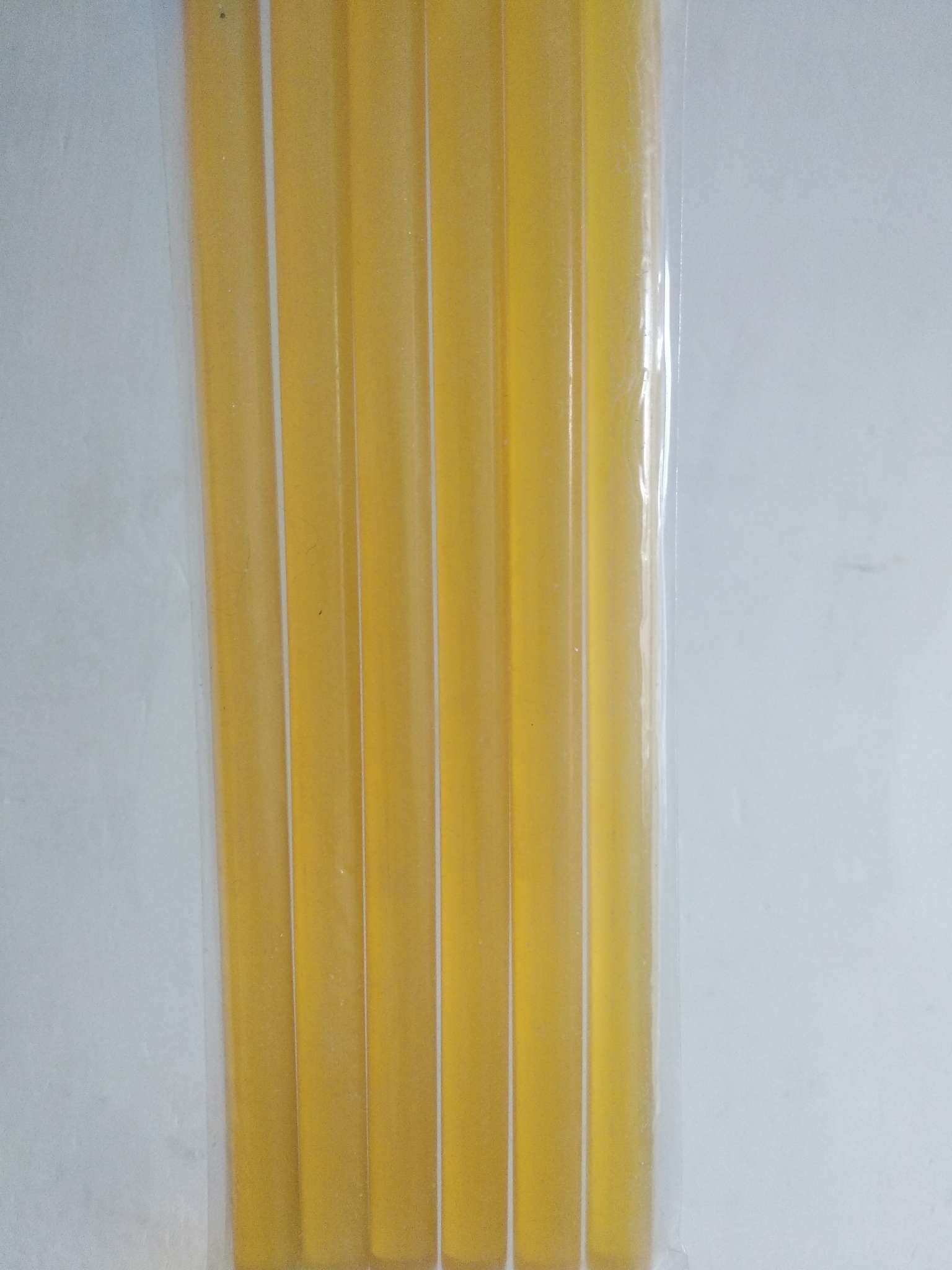 Фотография покупателя товара Клеевые стержни ТУНДРА, 11 х 200 мм, желтые (по бумаге и дереву), 6 шт. - Фото 1