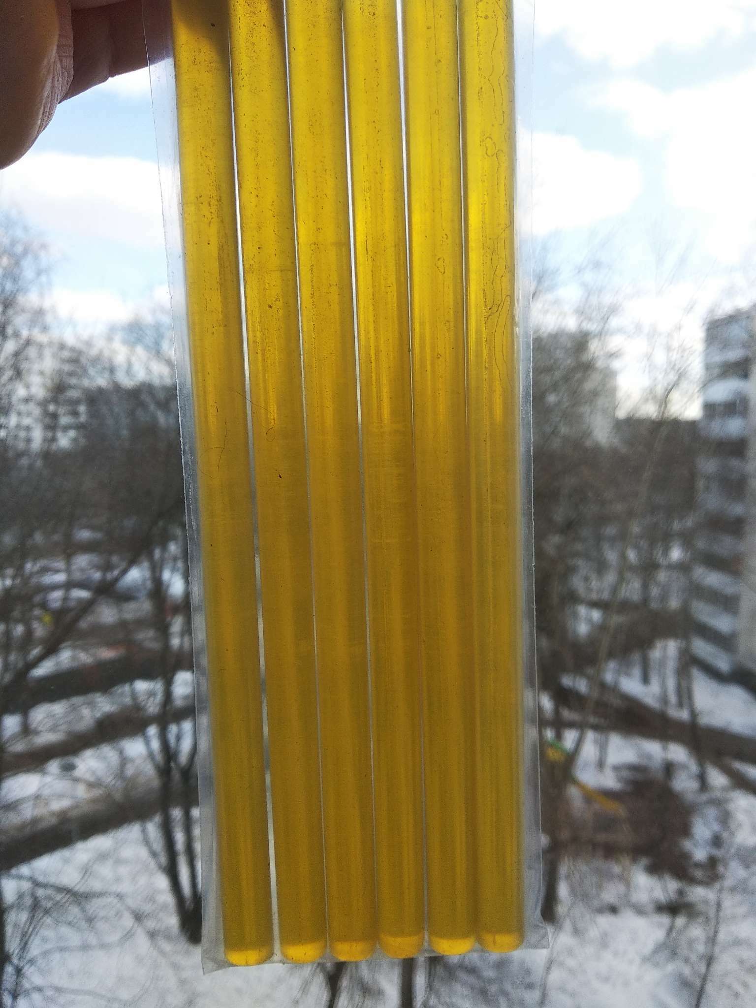 Фотография покупателя товара Клеевые стержни ТУНДРА, 11 х 200 мм, желтые (по бумаге и дереву), 6 шт.