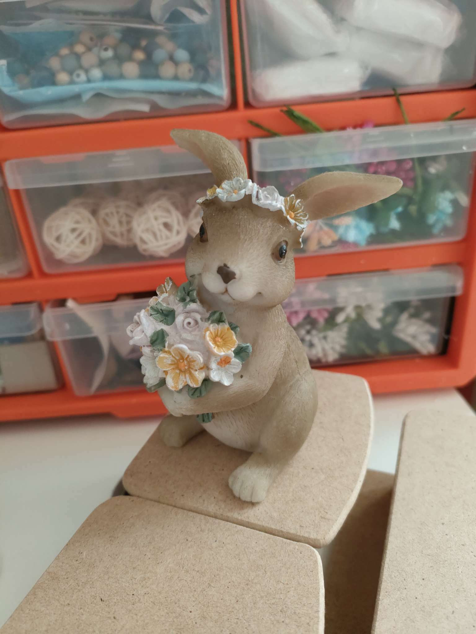 Фотография покупателя товара Сувенир полистоун "Кролик в цветочном венке и букетом цветов" 11х7,5х7,5 см - Фото 1