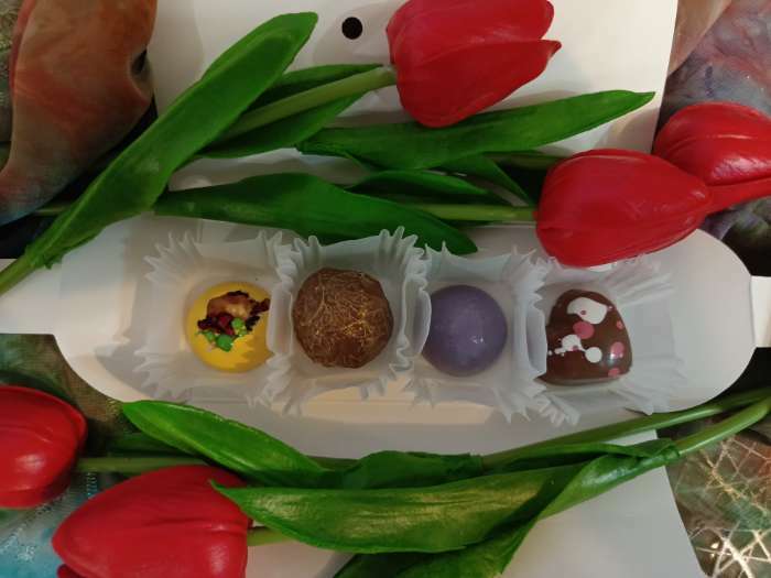 Фотография покупателя товара Коробка складная под конфеты, пирожные с лентой, белый, 14 х 6 х 4 см - Фото 2