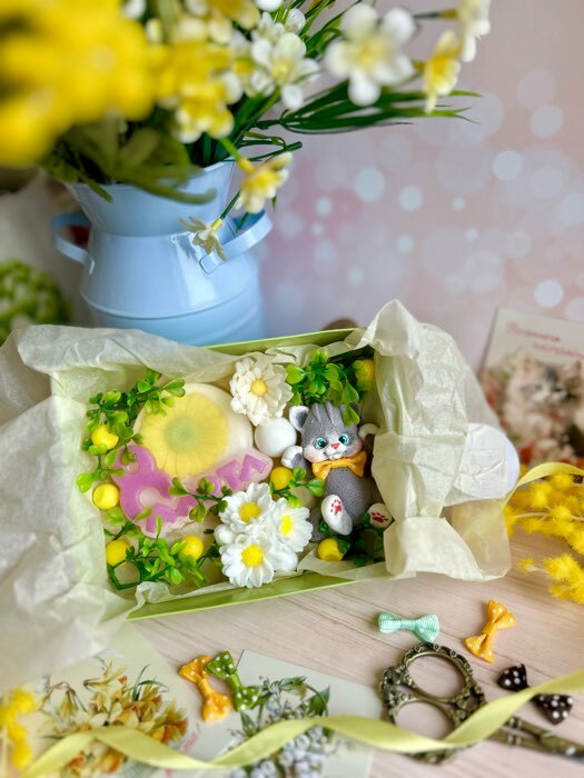 Фотография покупателя товара Подарочная коробка сборная "Мартовские цветы" 16,5 х 12,5 х 5,2 см - Фото 3