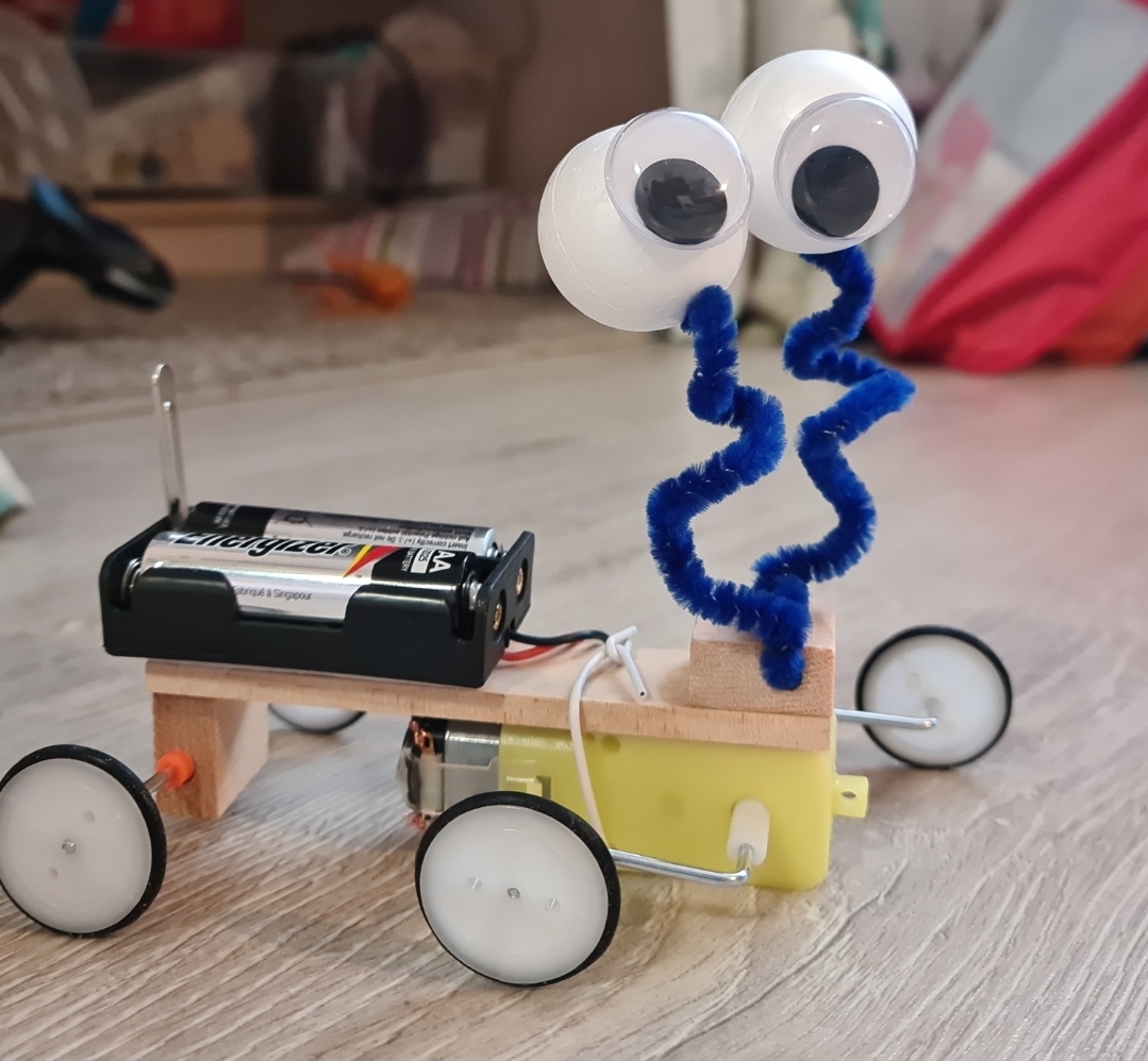 Фотография покупателя товара Набор для опытов «Робот Гэри», работает от батареек - Фото 3