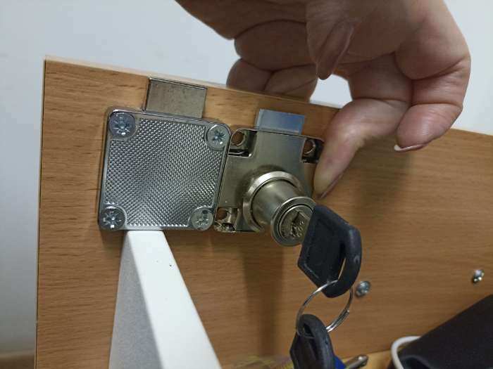 Фотография покупателя товара Замок мебельный ТУНДРА (мод. 138-22), прямой ригель, корпус металлический, 2 ключа