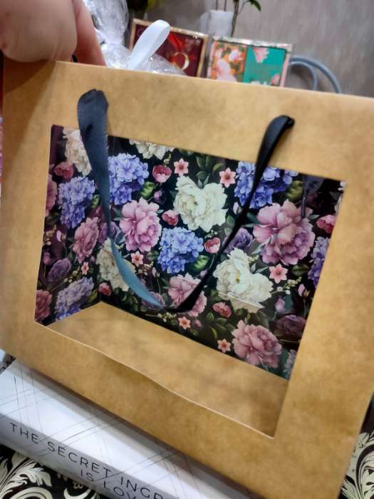 Фотография покупателя товара Пакет подарочный крафтовый с пластиковым окном, упаковка, «Flowers», 24 х 20 х 11см - Фото 1