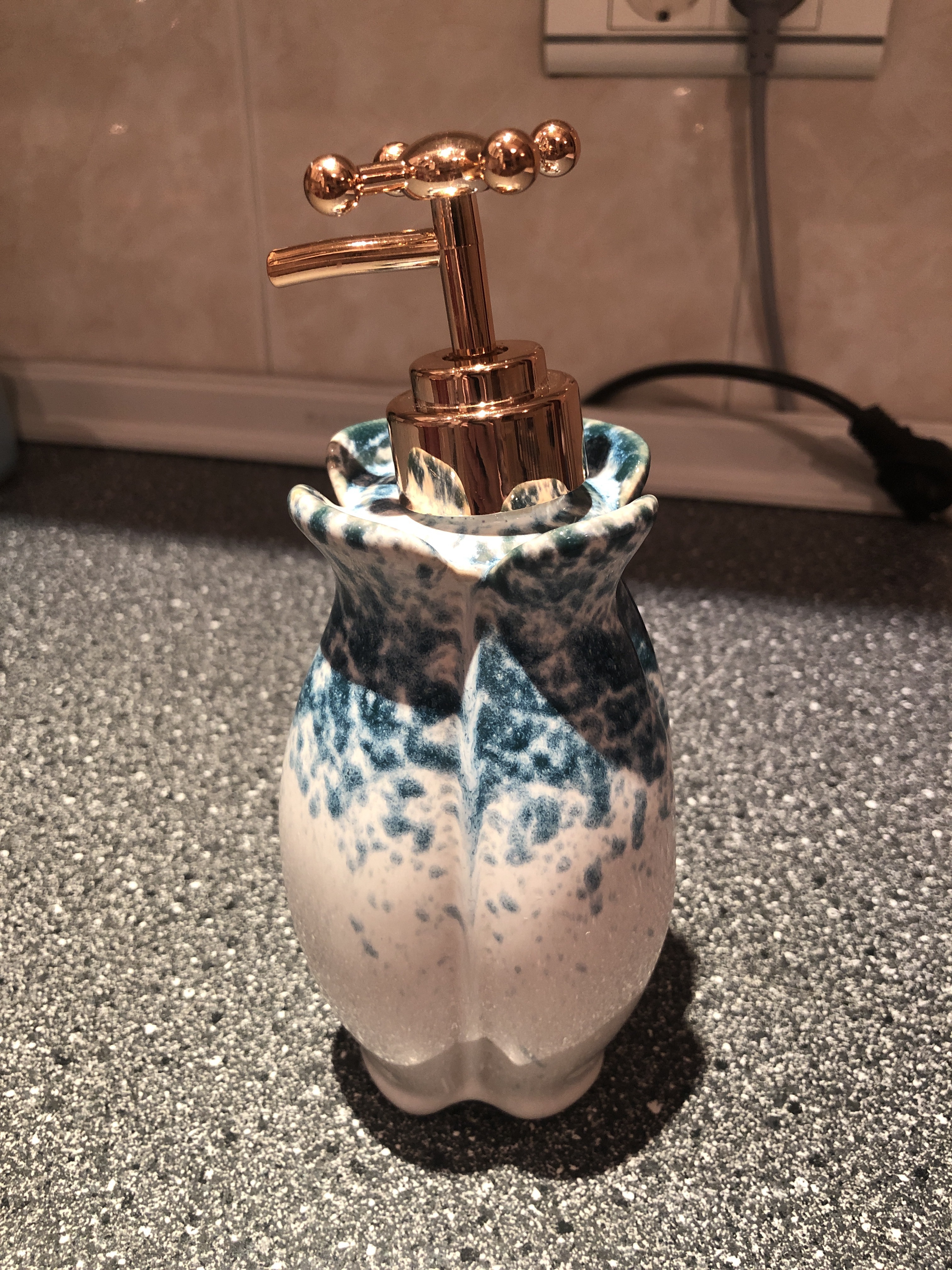 Фотография покупателя товара Дозатор для жидкого мыла Доляна «Афродита», 300 мл, цвет синий - Фото 2
