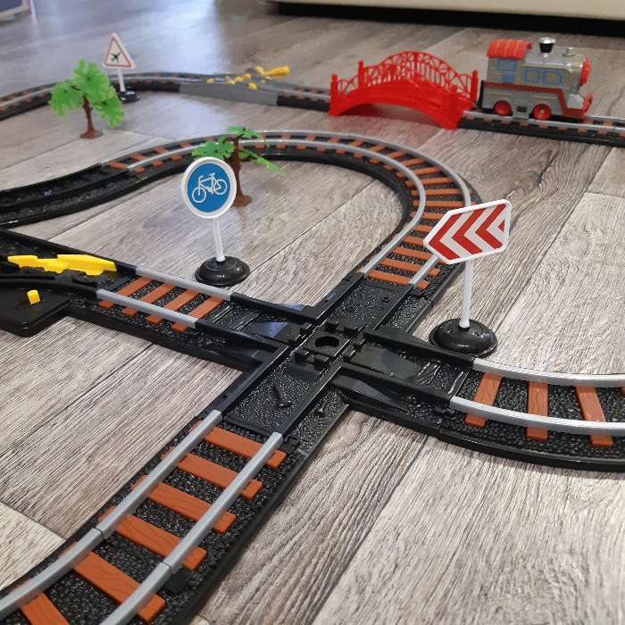 Фотография покупателя товара Железная дорога «Останови крушение», 2 поезда, ж/д стрелка, работает от батареек, свет и звук - Фото 4