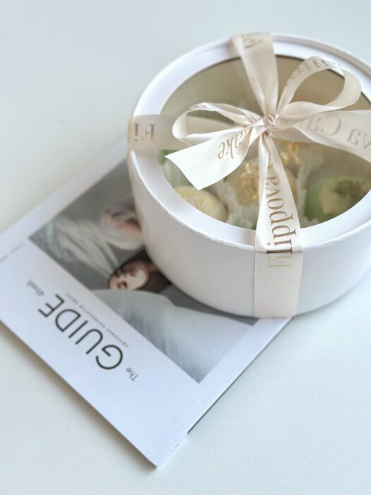 Фотография покупателя товара Коробка для макарун, кондитерская упаковка тубус с окном «Белый», 16 х 16 х 7 см - Фото 1
