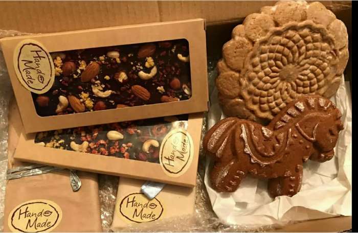 Фотография покупателя товара Подарочная коробка под плитку шоколада, крафт с окном, 17,1 х 8 х 1,4 см - Фото 4