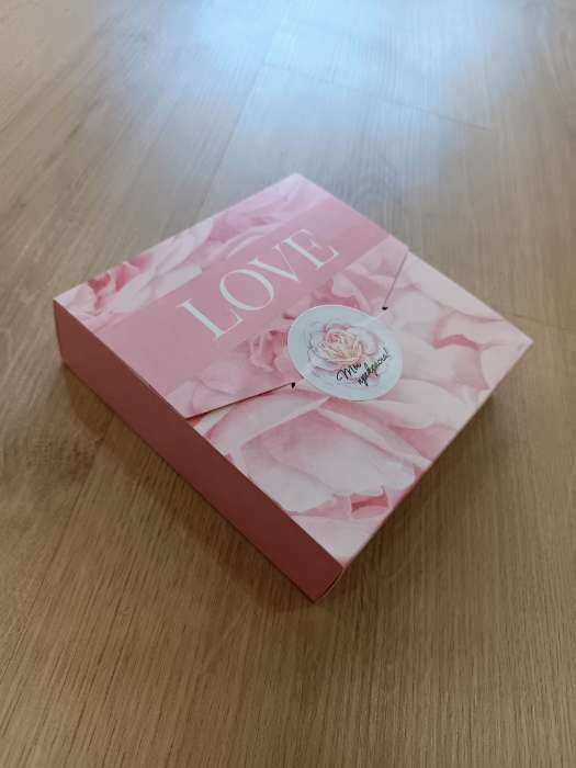 Фотография покупателя товара Коробка подарочная складная конверт, упаковка,«Розы», 15 х 15 х 4 см - Фото 2